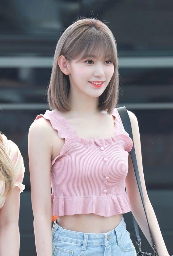 Pink Sleeveless Ruffled Knitted Top | Sakura – Le Sserafim