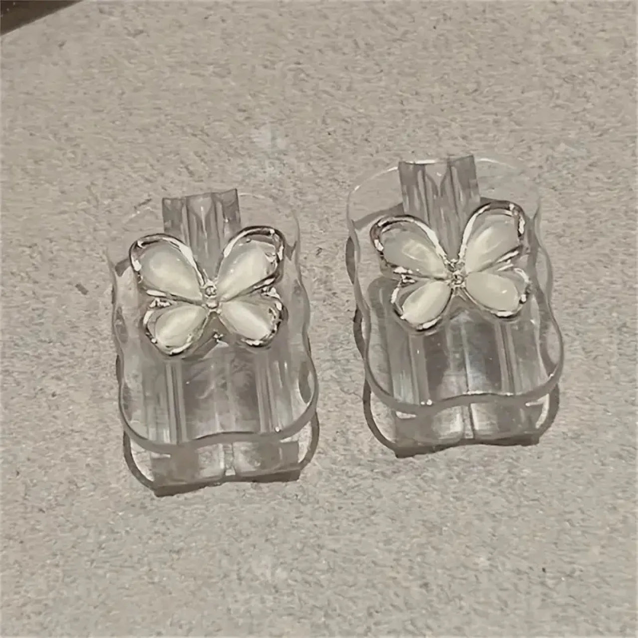 Kawaii USB Cable Protector – Y2K Flower & Butterfly Design with Wave Border for iPhone 18W/20W